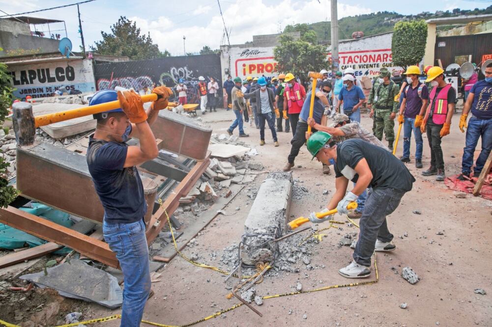 Al percatarse de que maquinaria pesada había llegado al lugar, los voluntario s protestaron pues, afirman, aún hay gente que puede ser salvada. (CRISTOPHER ROGEL BLANQUET. EL UNIVERSAL)