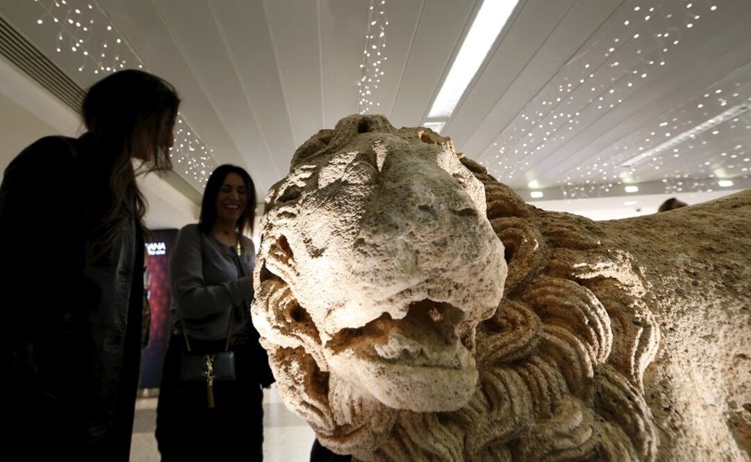 Una mujer mira una obra de un león en el Museo Nacional de Beirut. Foto: EFE, archivo