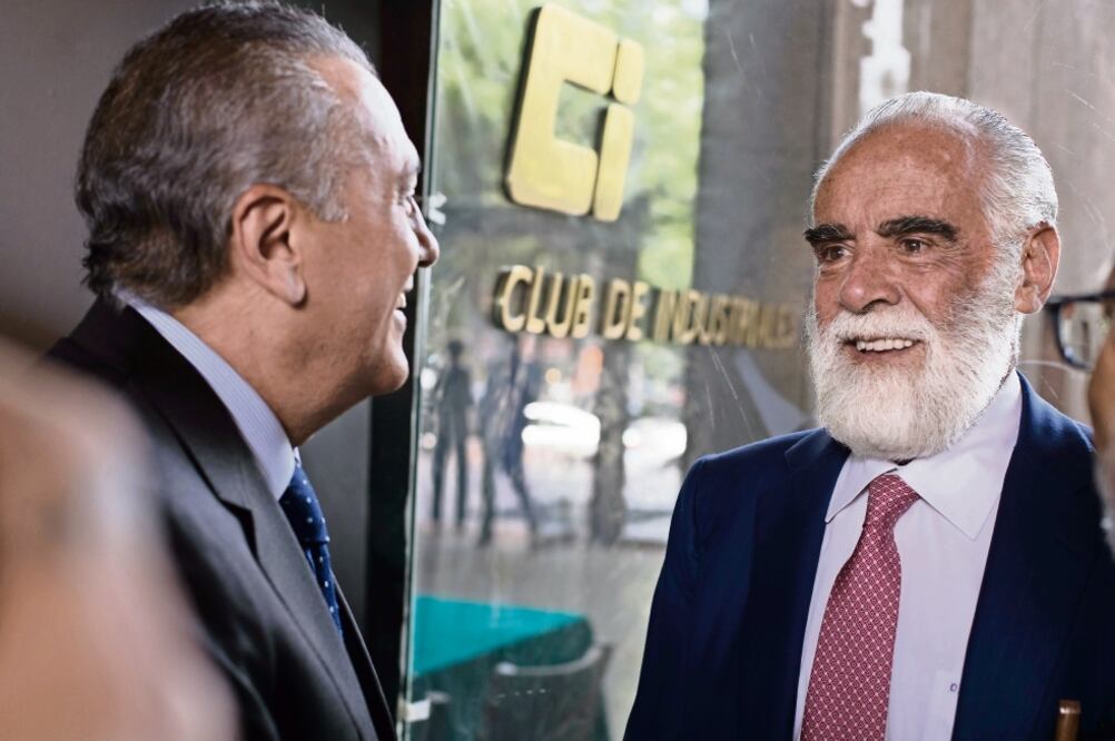 El priísta Manlio Fabio Beltrones y el panista Diego Fernández de Cevallos dictaron una conferencia en el Club de Industriales. (GERMÁN ESPINOSA. EL UNIVERSAL)