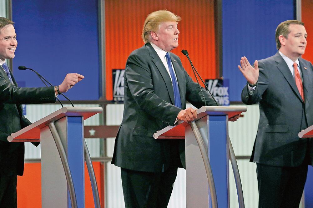 Marco Rubio, Donald Trump y Ted Cruz, tres de los precandidatos republicanos que participaron ayer en el debate, en Detroit. También estuvo John Kasich (JIM YOUNG. REUTERS)