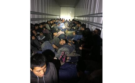 Rescatan a 76 inmigrantes dentro de camión de carga en Texas