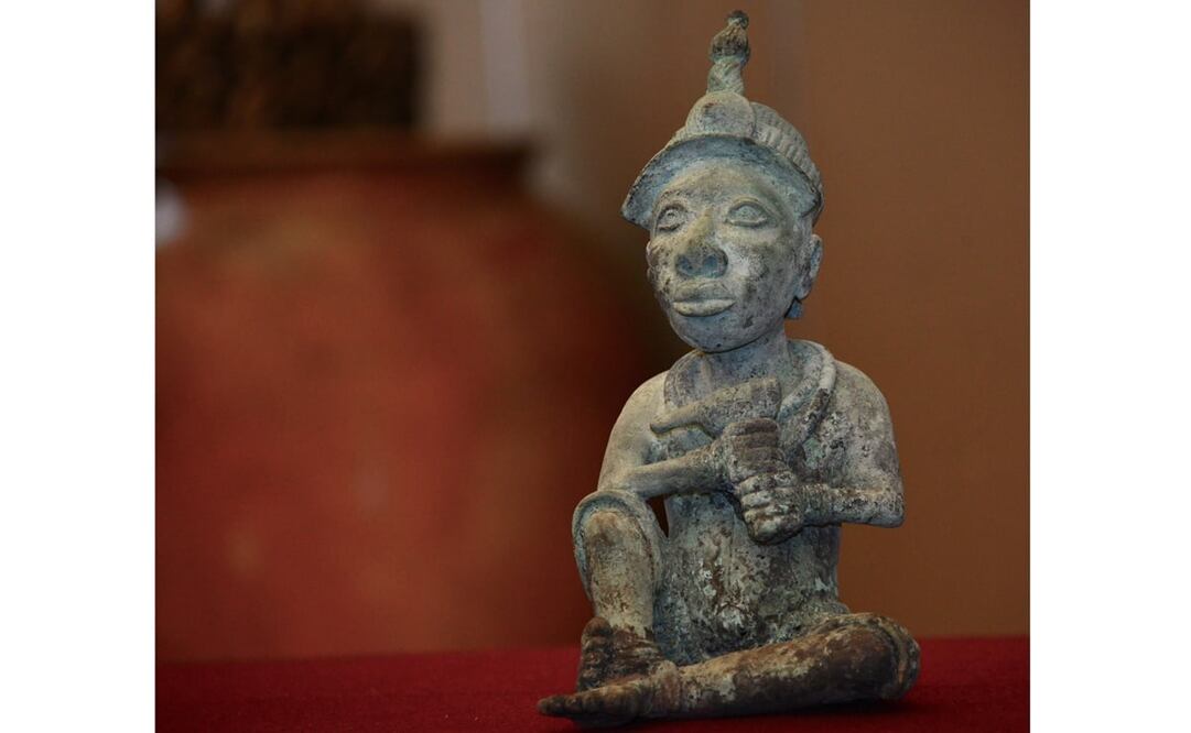 El pasado 25 de febrero, el subsecretario de Relaciones Exteriores, Julián Ventura, entregó al embajador de Nigeria en México, Aminu Iyawa, la escultura en bronce que atribuyen a la cultura Ife del país africano. FOTOS: CORTESÍA INAH