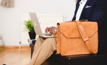  Descubre los 5 bolsos masculinos que debes tener 