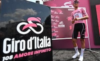 Del Toro no suelta el liderato y sigue brillando en el Giro de Italia EFE/EPA/LUCA ZENNARO