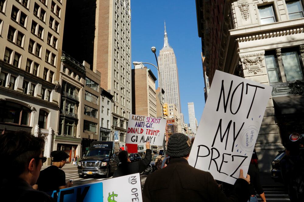 Políticos locales tenían previsto celebrar un acto para condenar pintadas con esvásticas y a favor de Trump (Reuters)