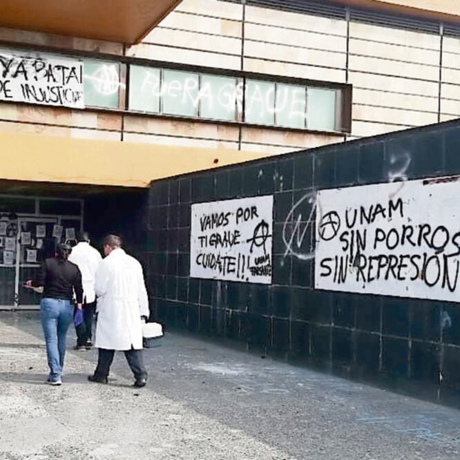 Daños. En la protesta del lunes en Rectoría personas hicieron pintas en el edificio; ayer, peritos recababan pruebas. Foto: TERESA MORENO. EL UNIVERSAL