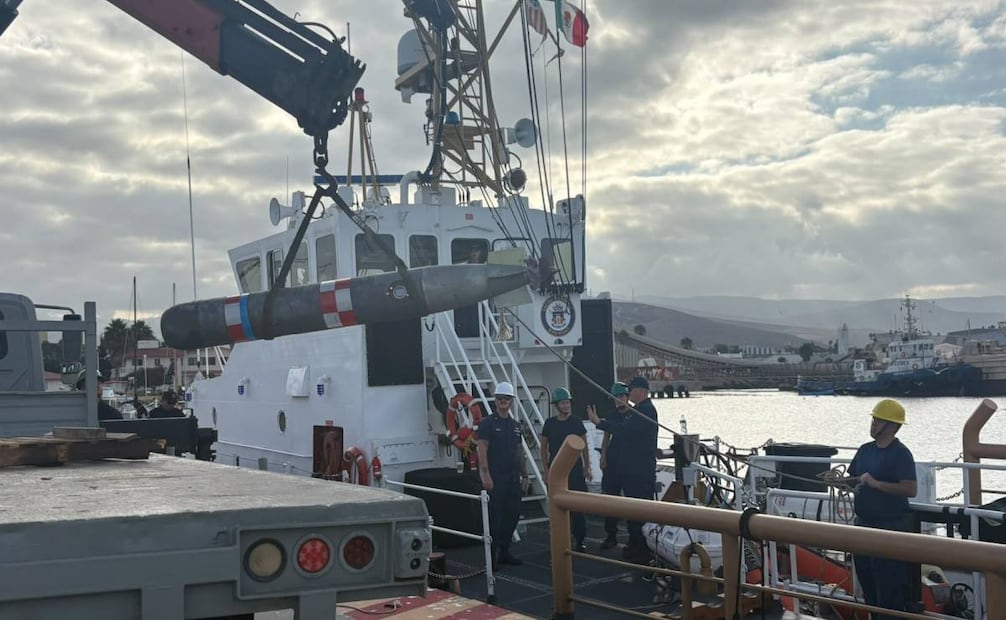 Personal naval recuperó un torpedo de práctica que se encontraba a la deriva, a aproximadamente a 39.4 kilómetros de Ensenada, Baja California. Foto: Semar