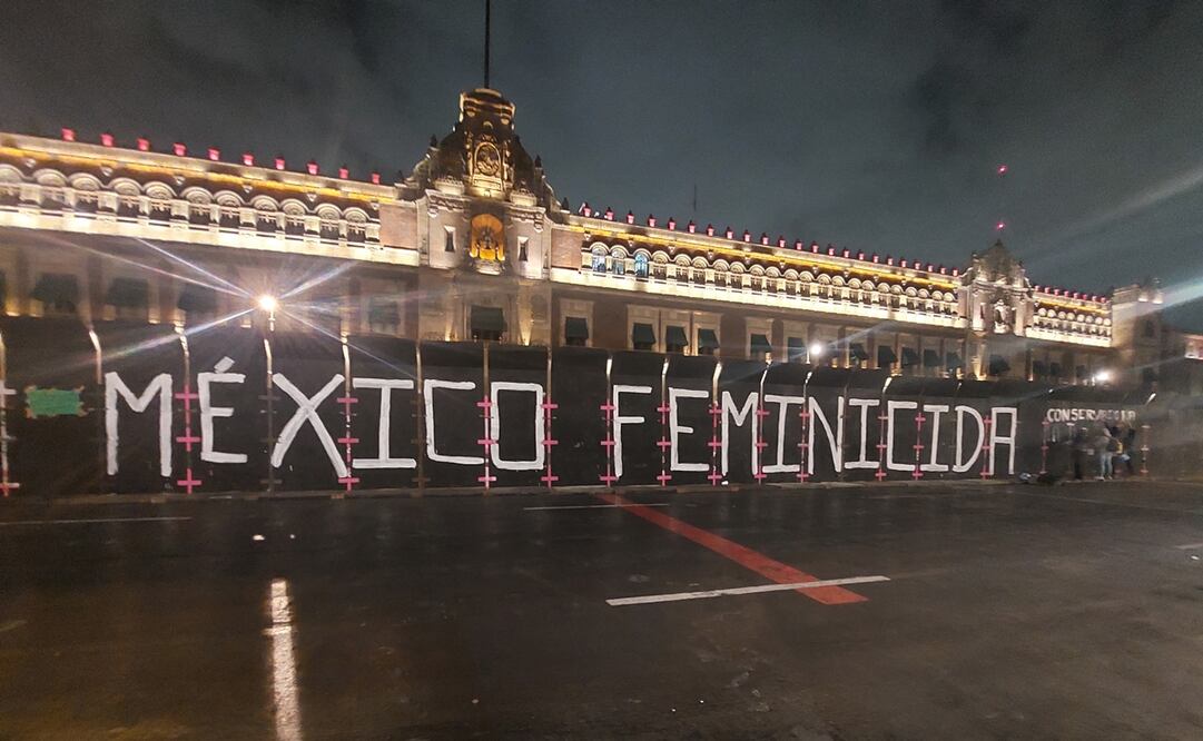Después de las 18:00 horas, decenas de militares vestidos de negro instalaron vallas de más de tres metros de altura como medida de seguridad frente a Palacio Nacional. Fotos: Fernanda Rojas. EL UNIVERSAL