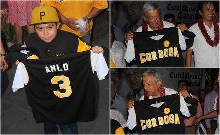 Niño regala casaca de béisbol a AMLO en Veracruz