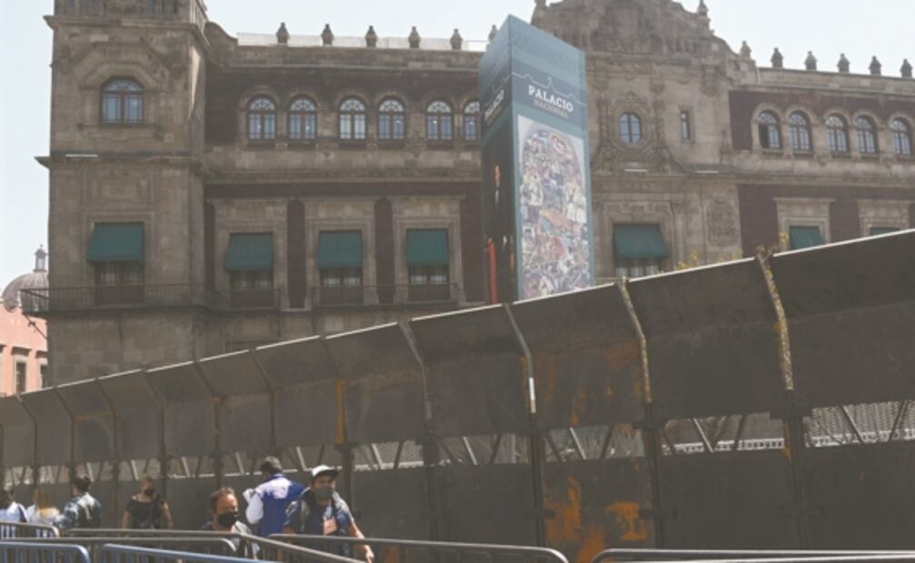 "El Presidente despierta en un palacio amurallado"