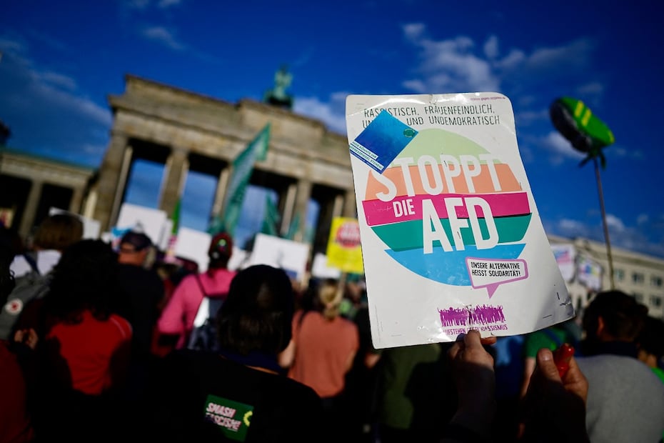 Manifestantes llamaron a detener al partido ultraderechista AfD, durante una protesta en Berlín, tras el triunfo de la agrupación en los comicios en Sajonia Anhalt. FOTO: JOHN MACDOUGALL. AFP