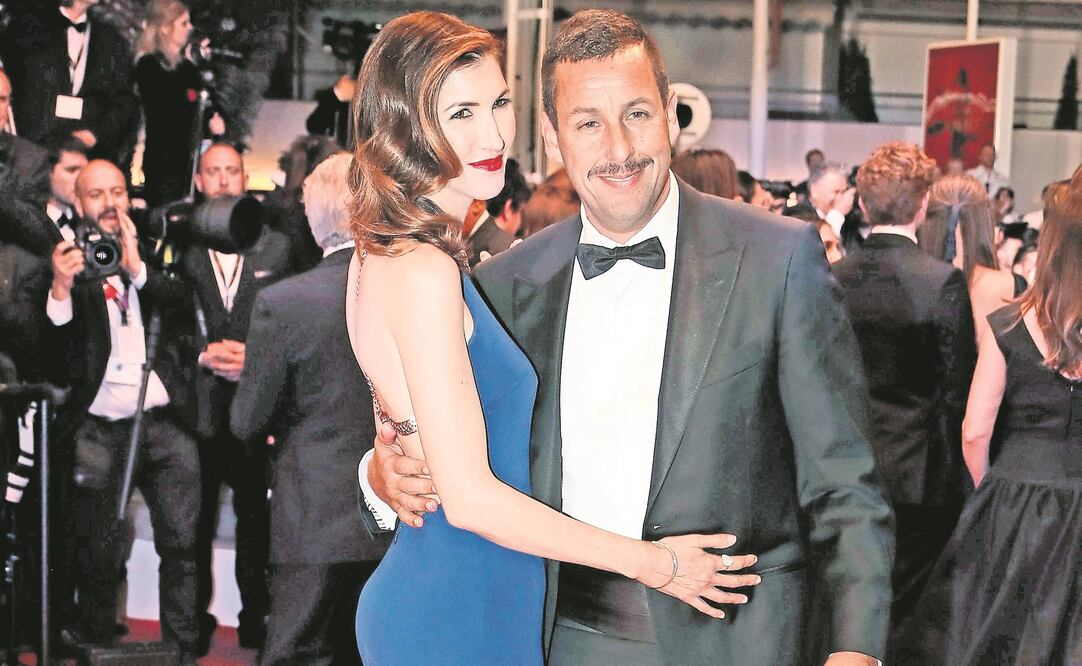 Adam desfiló enla alfombra junto a su esposa Jackie (IAN LANGSDON. EFE)