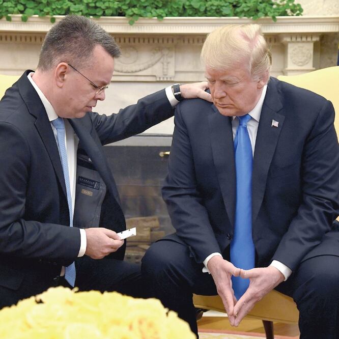 Encuentro. El presidente Trump cierra sus ojos en oración junto con el pastor Andrew Brunson, luego de su liberación de dos años de detención turca. Foto: MIKE THEILER REUTERS
