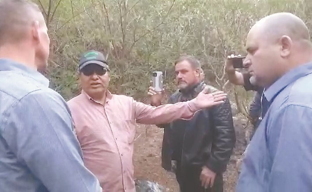 Integrantes de la familia LeBarón visitaron el basurero de Cocula, Guerrero, donde supuestamente incineraron a los 43 normalistas de Ayotzinapa. Foto: Especial