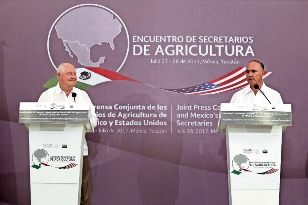 José Calzada Rovirosa (derecha), titular de la Sagarpa, informó que con su homólogo estadounidense, George Perdue, visitó Puerto Progreso para constatar los procesos de importación y exportación de productos agrícolas. (LORENZO HERNANDEZ. REUTERS)