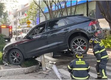 Accidente en Polanco: Camioneta de lujo queda sobre camellón en avenida presidente Masaryk