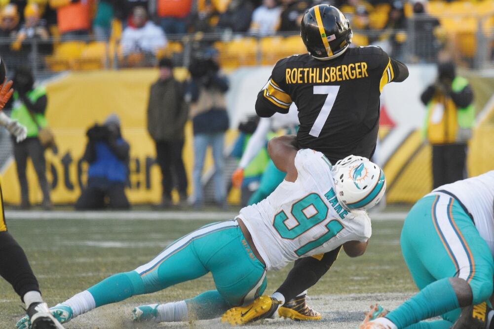 El defensivo de Dolphins, Cameron Wake, cayó sobre el pie de Ben. (JAMES LANG-USA TODAY SPORTS)