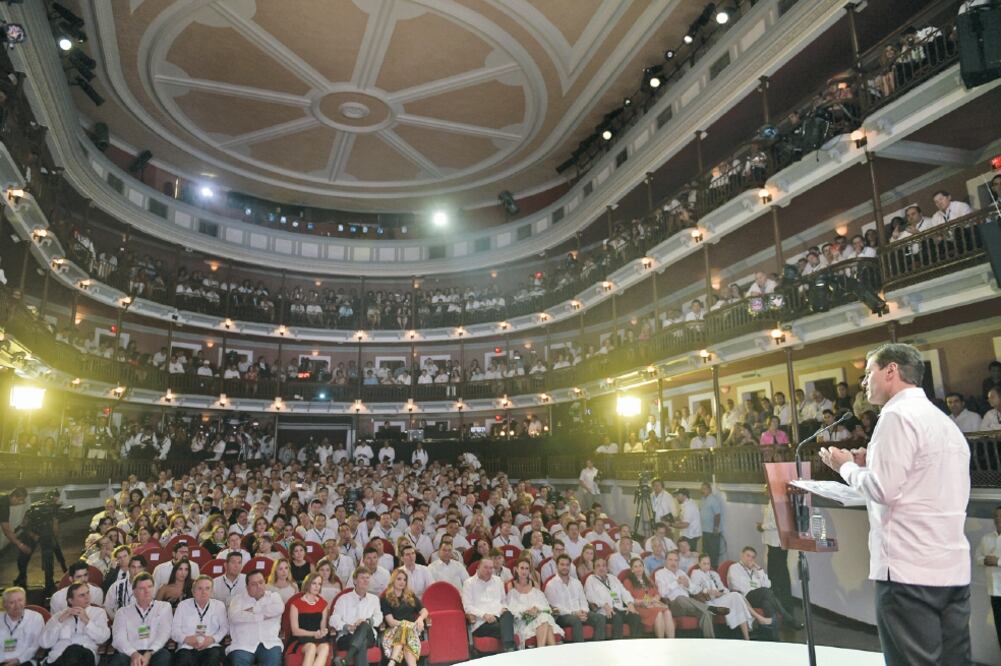 El presidente Enrique Peña Nietó enfatizó que México pasó del lugar 15, con 23 millones de turistas que visitaron el país en 2012, al lugar ocho. Dice que se aspira a llegar a 60 millones en los próximos años. (PRESIDENCIA)