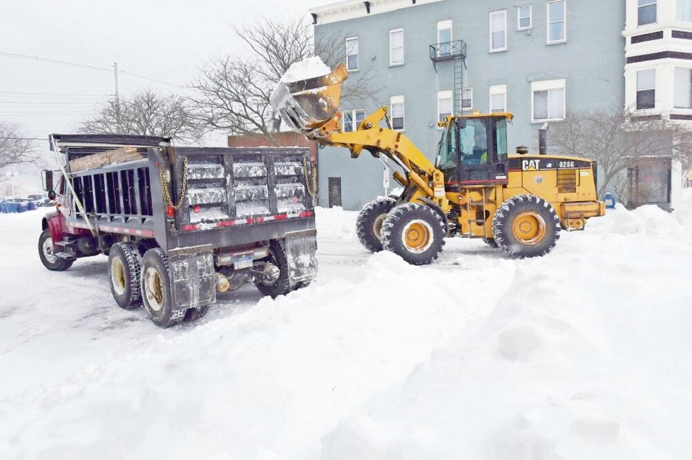 Camiones y excavadoras fueron utilizados ayer para levantar la nieve en la localidad de St. Joseph, en el estado de Michigan. Foto: AP