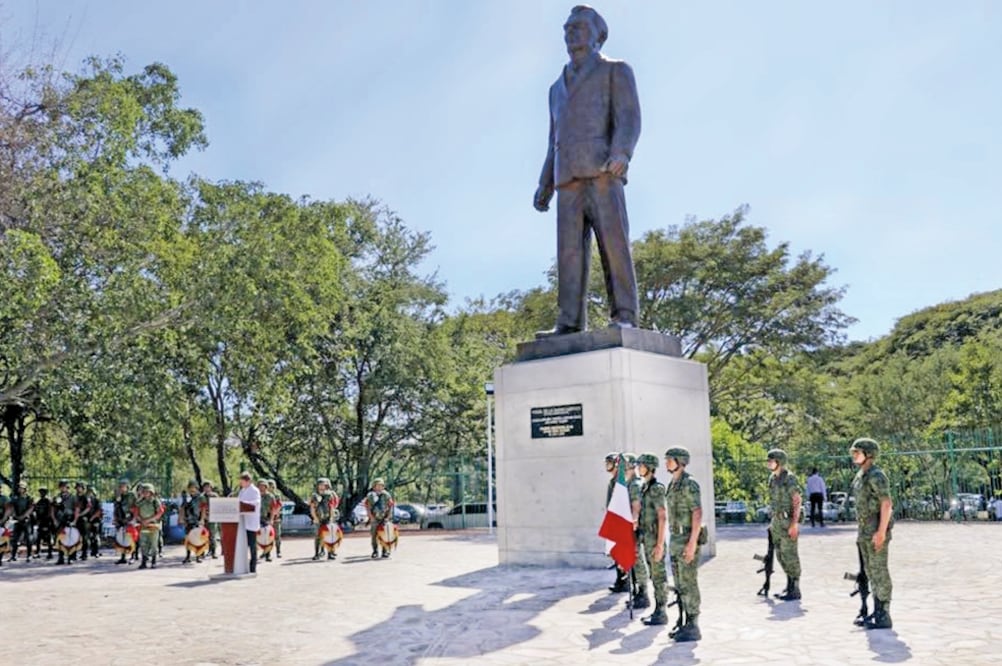 La estatua del ex presidente Miguel De la Madrid Hurtado, quien fue el primer colimense en llegar a la Presidencia de la República, se ubica en donde se construye el parque ecológico y cultural La Campana . (CORTESÍA)