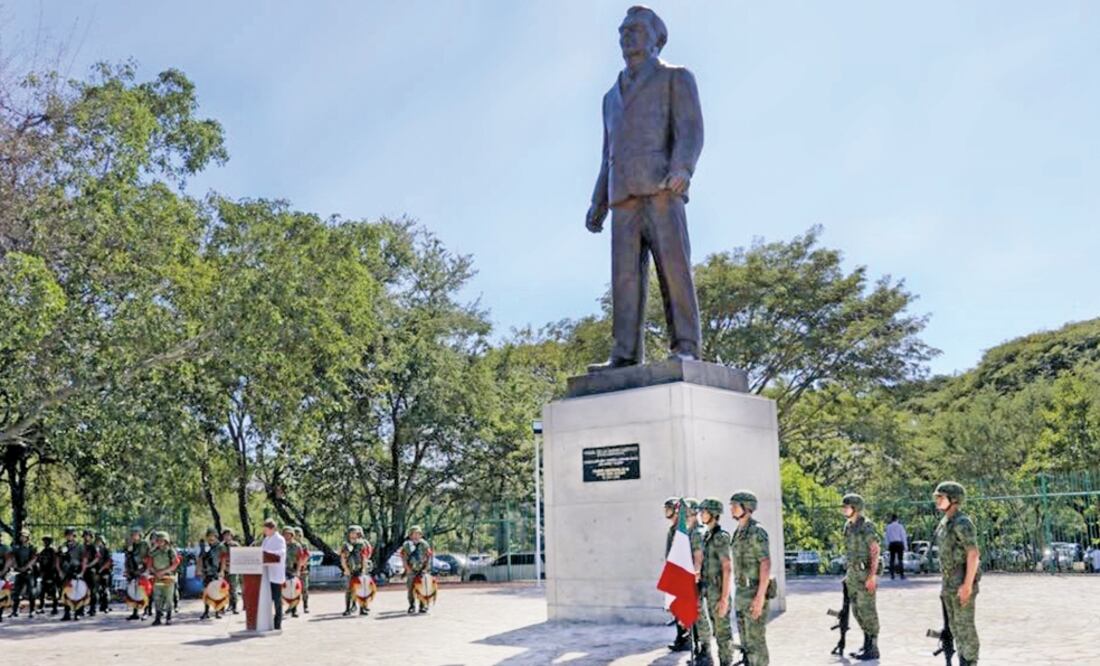 La estatua del ex presidente Miguel De la Madrid Hurtado, quien fue el primer colimense en llegar a la Presidencia de la República, se ubica en donde se construye el parque ecológico y cultural La Campana . (CORTESÍA)
