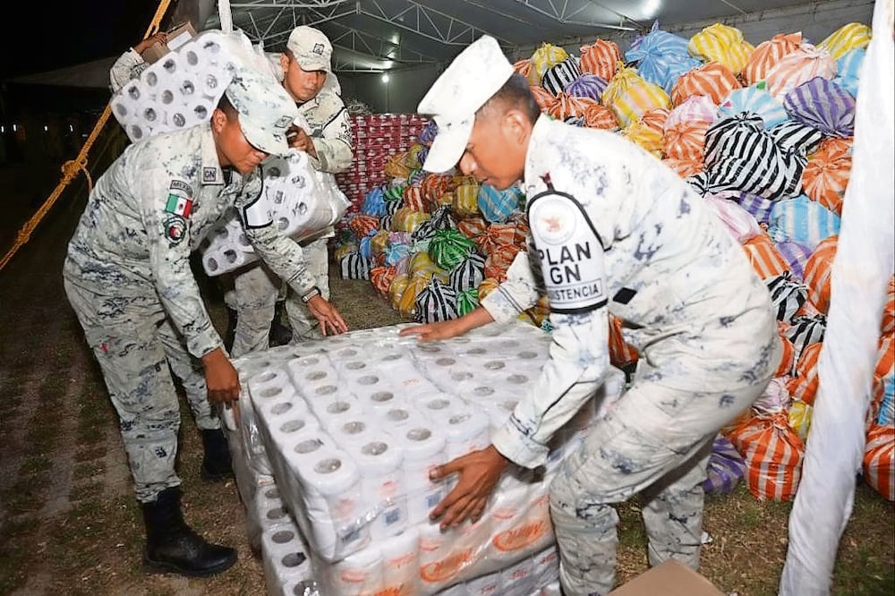 La Sedena inició el reparto de despensas y enseres domésticos a damnificados. Foto: Especial