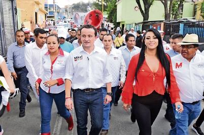 Mikel visita a vecinos y recorre El Hoyo
