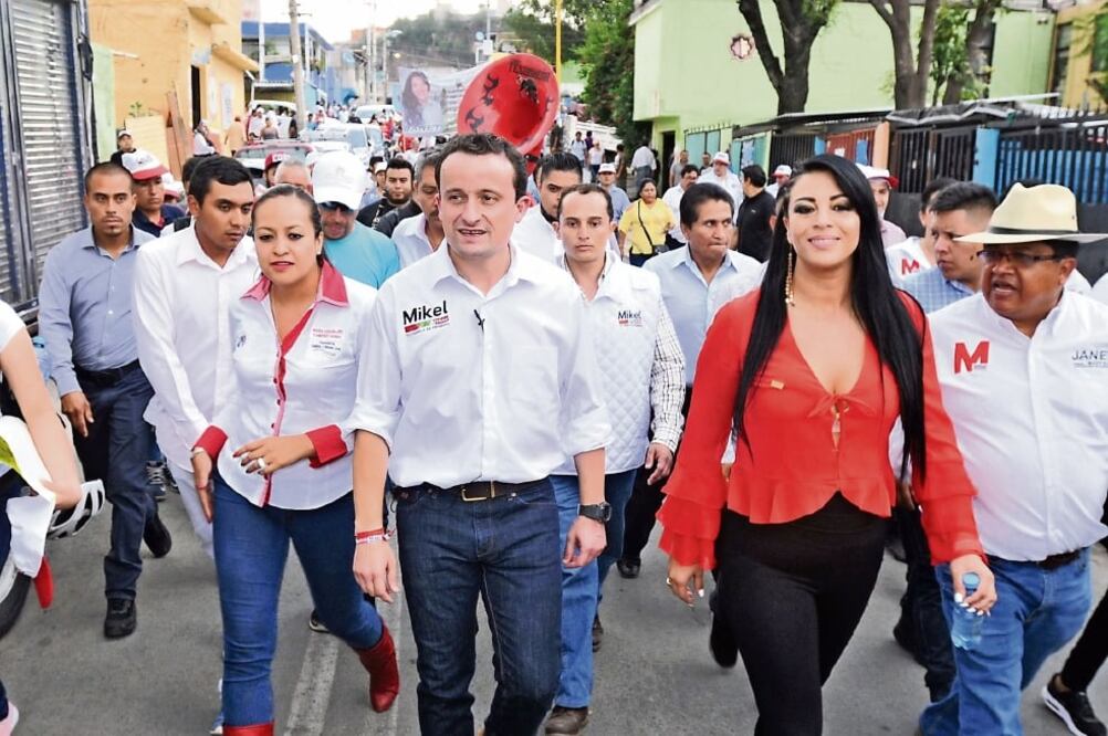 El abanderado tricolor recibió el apoyo de habitantes, pero también hubo caras largas, en varias ocasiones lo dejaron con la mano estirada y le advirtieron “que el PRD sí les cumplía” en La Joya. Foto: CORTESÍA