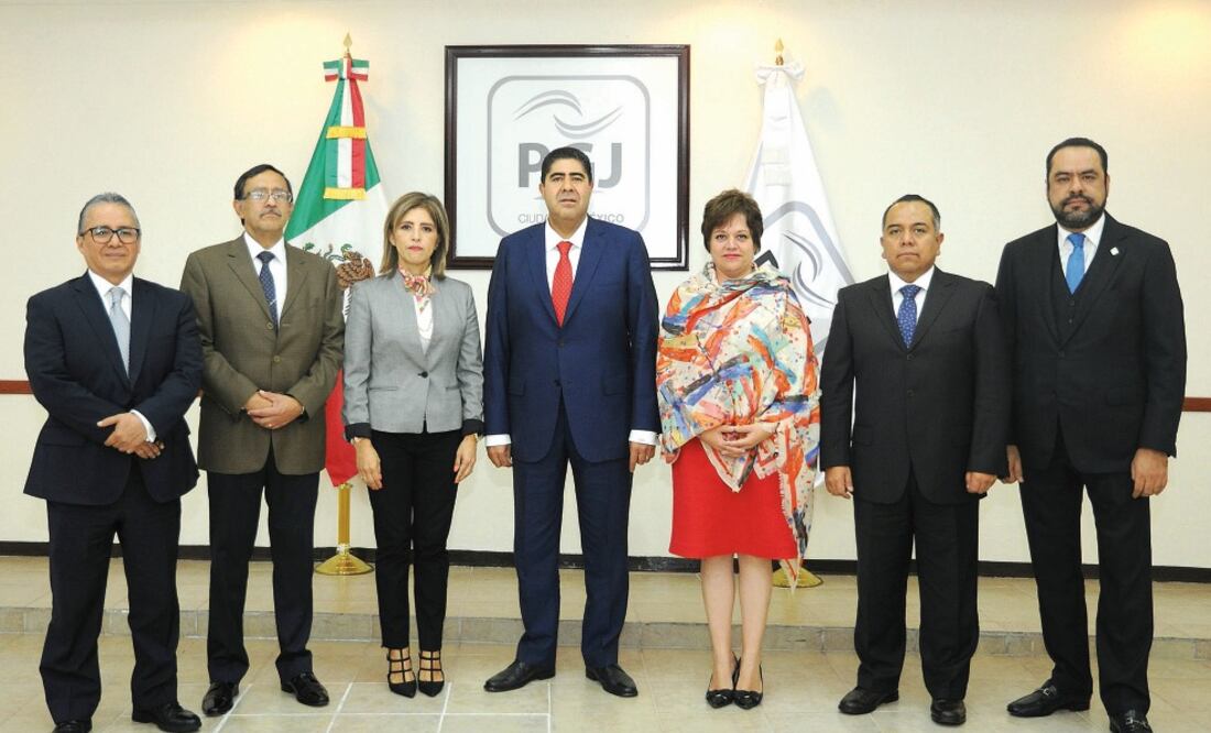 Edmundo Garrido Osorio, procurador local, dio posesión a los nuevos encargados de las áreas de mayor relevancia en la institución (CORTESÍA PGJ DE LA CDMX)