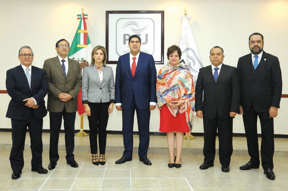 Edmundo Garrido Osorio, procurador local, dio posesión a los nuevos encargados de las áreas de mayor relevancia en la institución (CORTESÍA PGJ DE LA CDMX)