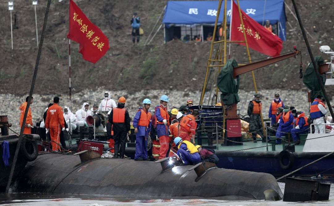 Autoridades han decidido devolver a su posición la embarcación siniestrada, una operación delicada para la que tenían que confirmar que no hubiera nadie aún con vida (Foto: EFE)