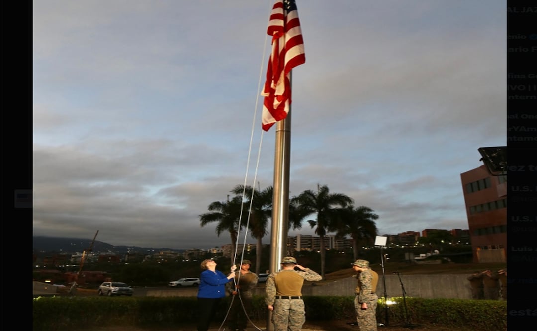 La bandera estadounidense fue izada por última vez en la Embajada de los Estados Unidos en Caracas en marzo de 2019. Foto: X / vía @usembassyve