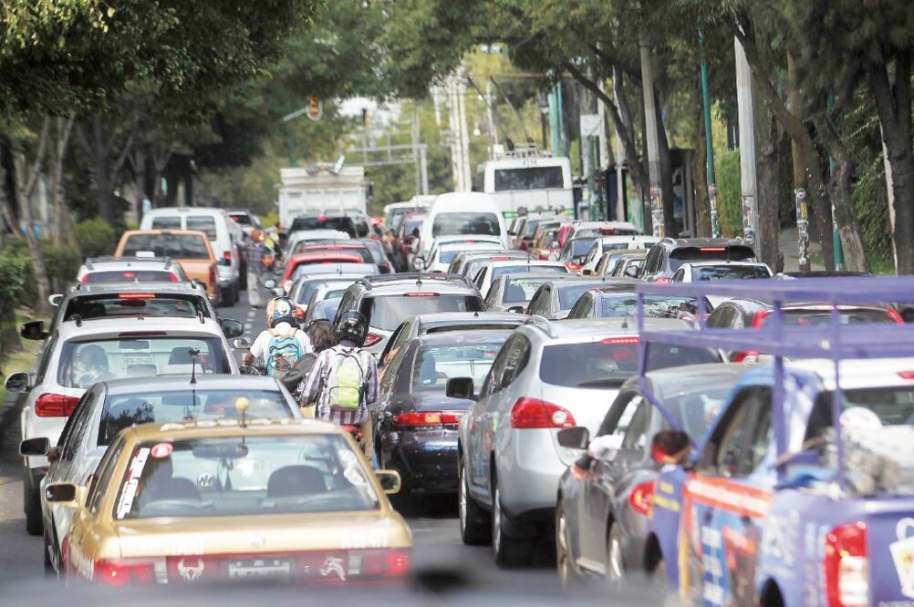 Peatones exigen el apoyo de policías para regular el tránsito de la zona (FERNANDO RAMÍREZ. EL UNIVERSAL)
