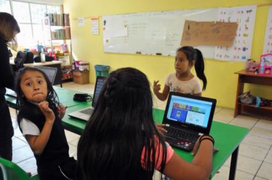 Enseñan a sordos a leer y escribir