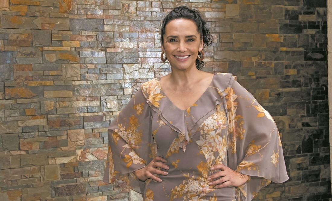 La actriz, quien montará un consultorio para seguir tatuando a mujeres, saldrá este jueves en el show Esta historia me suena. Foto: Televisa.