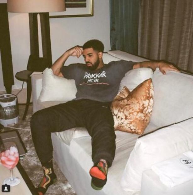¿Drake manda mensaje a Rihanna con estos calcetines?