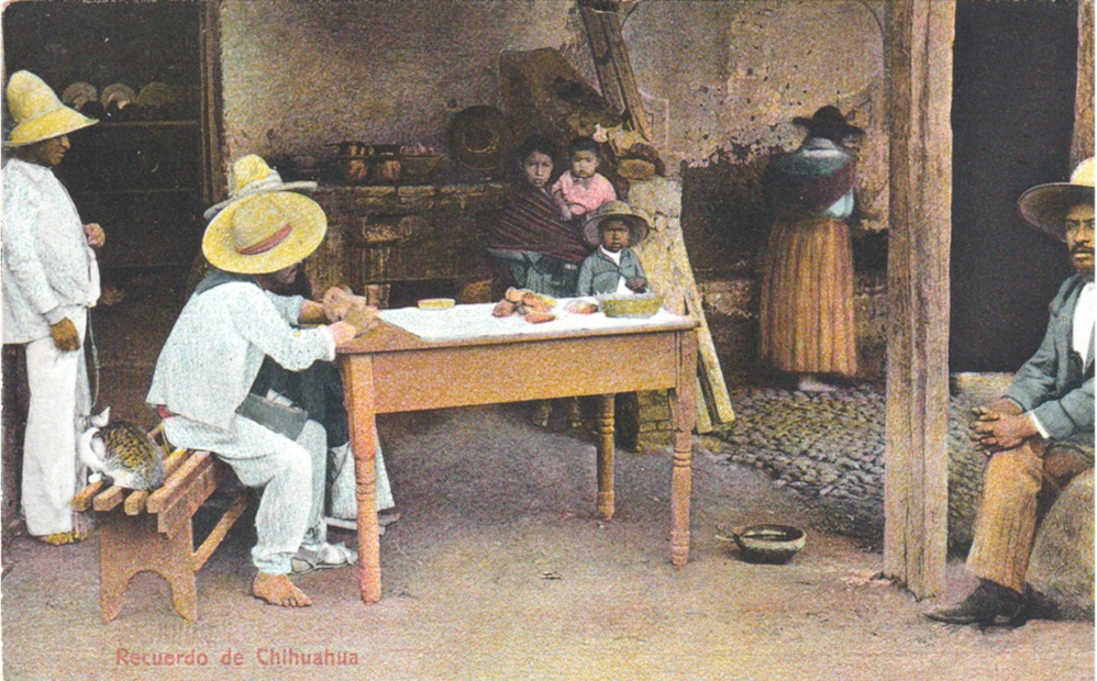 Postal de colección particular que muestra la escena de gente en una fonda de la ciudad de Chihuahua en 1906. Colección privada de Pelz – Serrano.