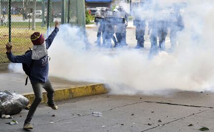 Lanzan gases lacrimógenos a estudiantes para impedir marcha en Caracas