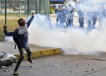 Lanzan gases lacrimógenos a estudiantes para impedir marcha en Caracas