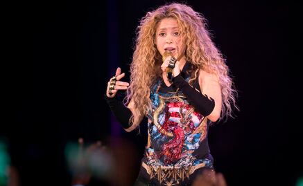 Critican a Shakira por utilizar símbolo nazi en un collar