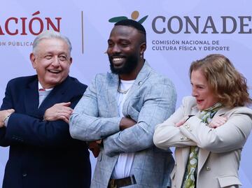 AMLO realiza la “Randy-Señal” junto a Arozarena en el Premio Nacional de Deportes