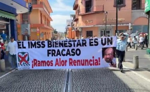 Trabajadores de sector salud Veracruz protestan por desabasto de insumos; exigen renuncia de delegado del IMSS-Bienestar