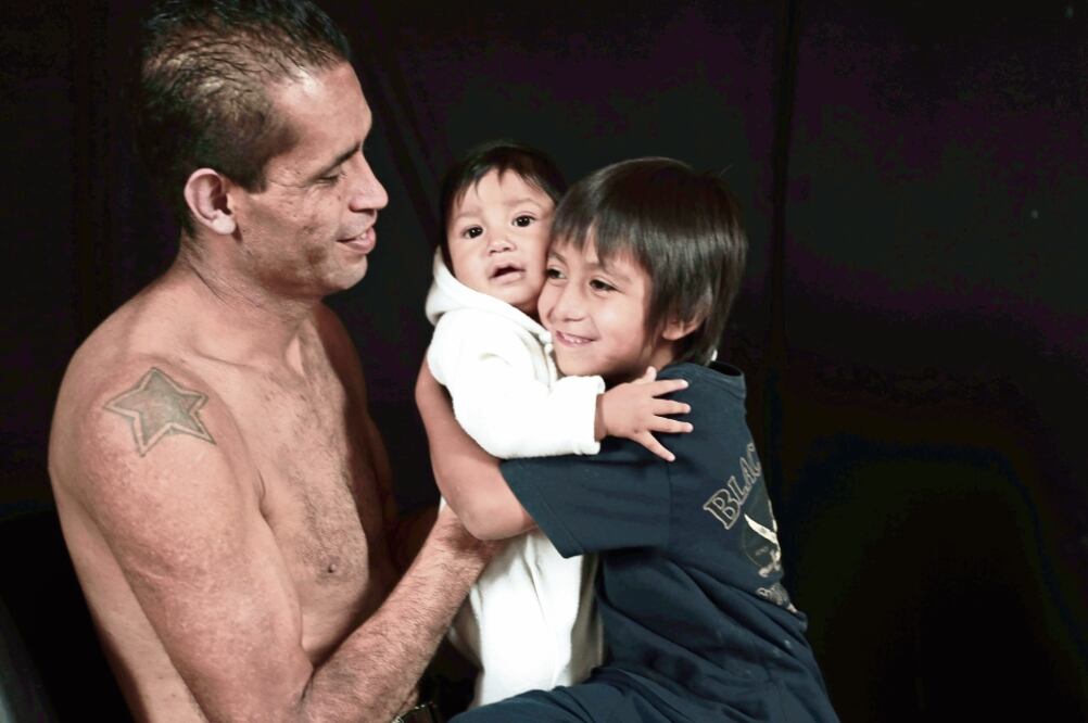 José Alfredo, quien vivió en la indigencia por años, es padre de Cristian Alexander, de ocho meses, y de Carlos, de cinco años, a quien adoptó. Ahora se dedica a vender pulseras tejidas en el Metro y a veces es albañil (ALEJANDRA LEYVA. EL UNIVERSAL)