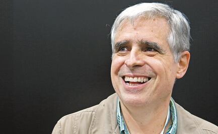 Con una manita, El Fisgón entra a Congreso de Morena