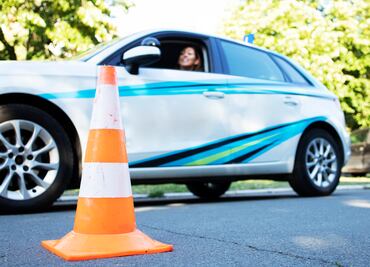 De cuánto es la multa por apartar lugares públicos para estacionar un auto