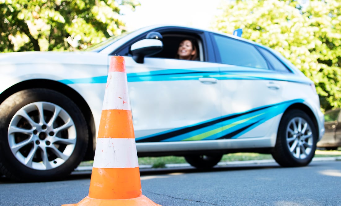 Estas son las consecuencias de apartar lugares en la vía pública, incluso si es para estacionar autos. Foto: Freepik