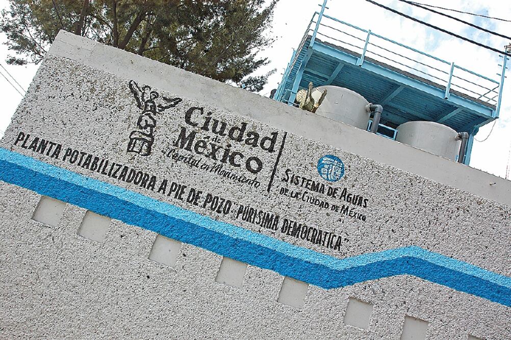 En 2009, Pemex le quedó a deber 1.59 pesos por suministro de agua al entonces gobierno del DF. (ARCHIVO EL UNIVERSAL)