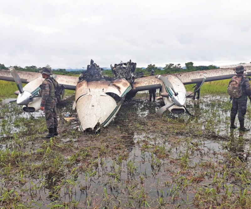 El 22 de septiembre una avioneta con matrículas mexicanas fue a parar en un paraje de Guatemala; el aparato se estrelló. Foto: MINISTERIO PÚBLICO DE GUATEMALA