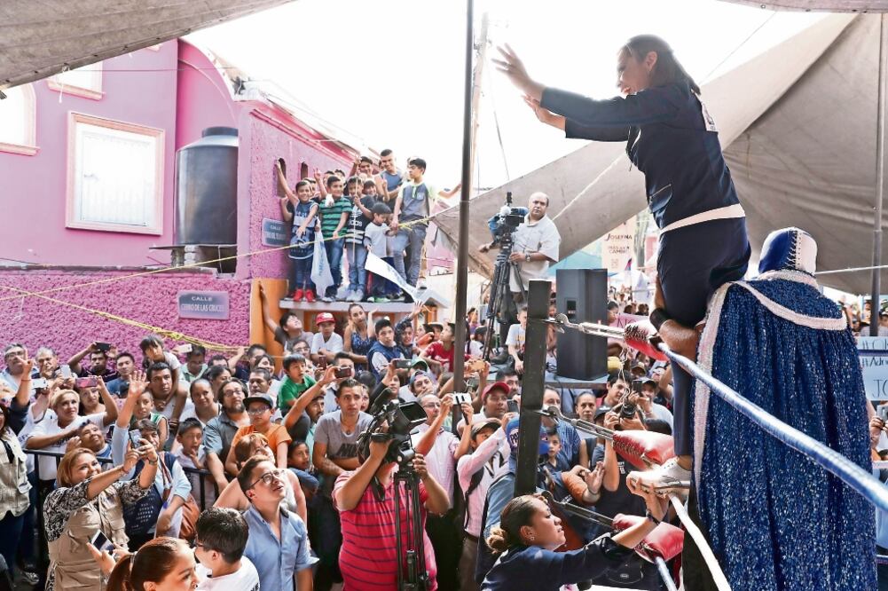 En Tlalnepantla, la panista encabezó la quinta función de lucha libre de su campaña y prometió limpiar las calles de basura y malos funcionarios públicos (CRISTOPHER ROGEL. EL UNIVERSAL)