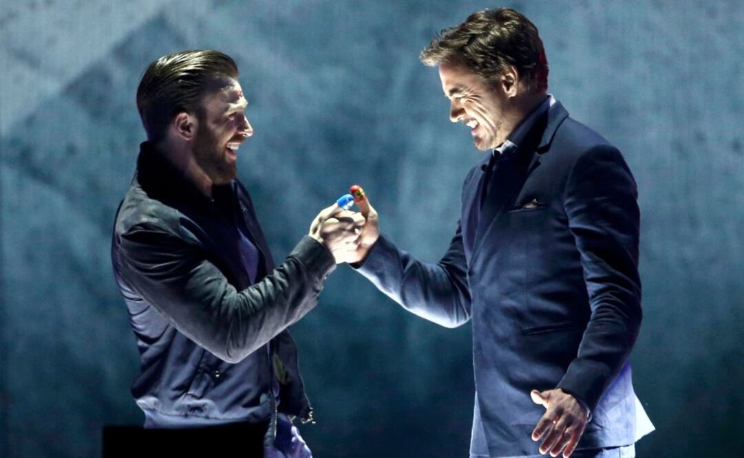 Los superhéroes en la ceremonia: Chris Evans y Robert Downey Jr.  FOTO: REUTERS